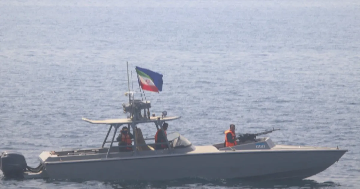 ترمب يأمر بإطلاق النار على قوارب "زرع الألغام" الإيرانية في مضيق هرمز