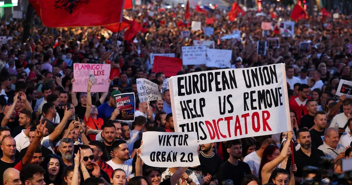 بعد "ثورة الفلامينجو".. تحذير أوروبي لألبانيا بشأن مشروع صهر ترمب