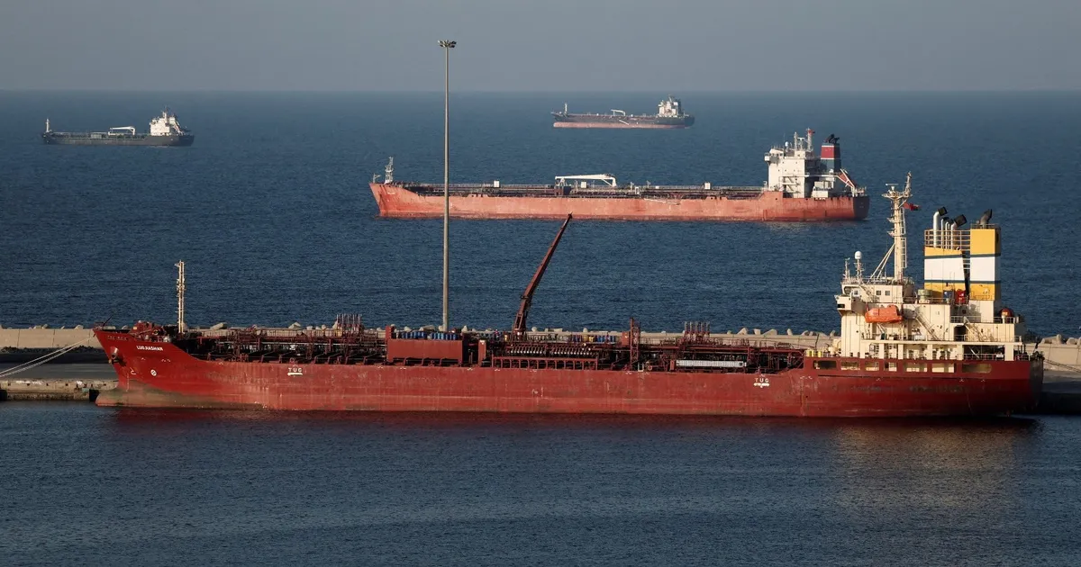 اقرأ الخبر إن فاتك: رفعت حرب إيران أسعار النفط، وارتفعت كلفة التأمين البحري.