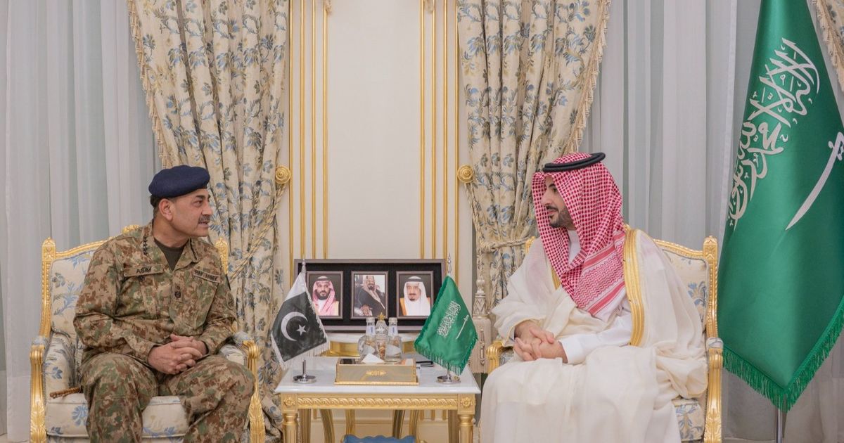 وزير الدفاع السعودي يبحث مع قائد جيش باكستان مواجهة الاعتداءات