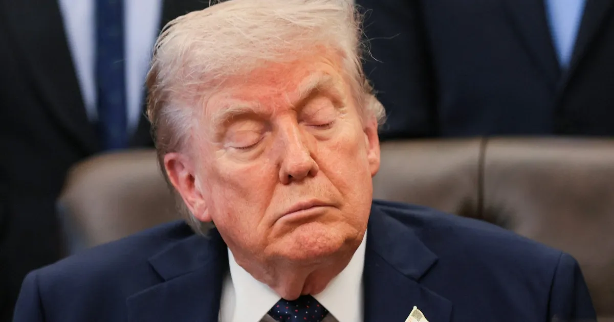 وسط تعثر محادثات إيران.. رسائل ترمب العلنية تثير انقساماً بين مستشاريه