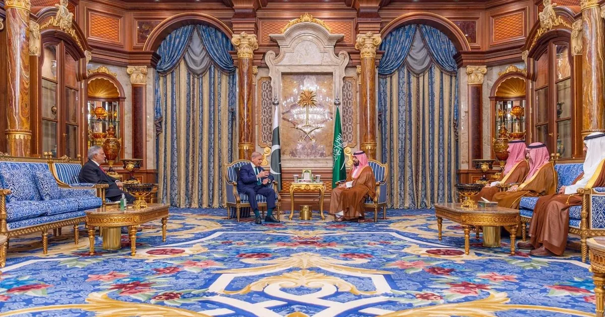 ولي العهد السعودي يلتقي رئيس وزراء باكستان