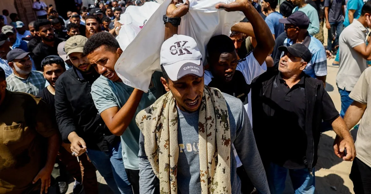 إسرائيل تقتل 3 فلسطينيين في غارة على دير البلح بقطاع غزة