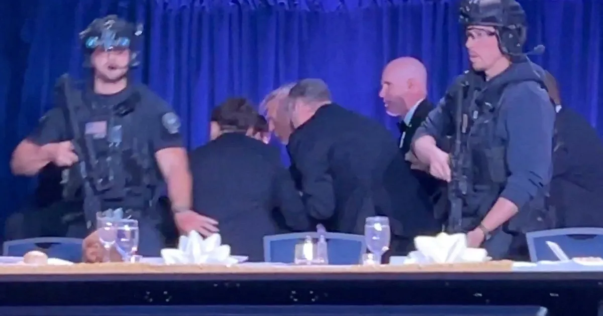 بالصور.. إجلاء ترمب بعد إطلاق نار في حفل عشاء مراسلي البيت الأبيض