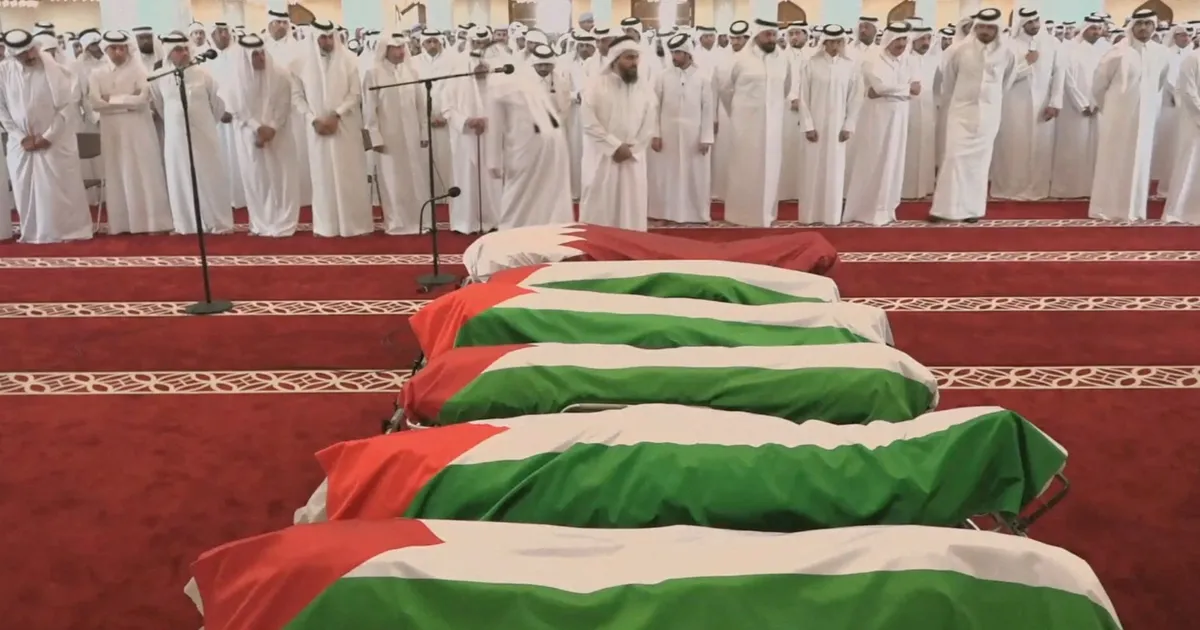 تشييع ضحايا الهجوم الإسرائيلي على الدوحة بحضور أمير قطر وقادة من "حماس"