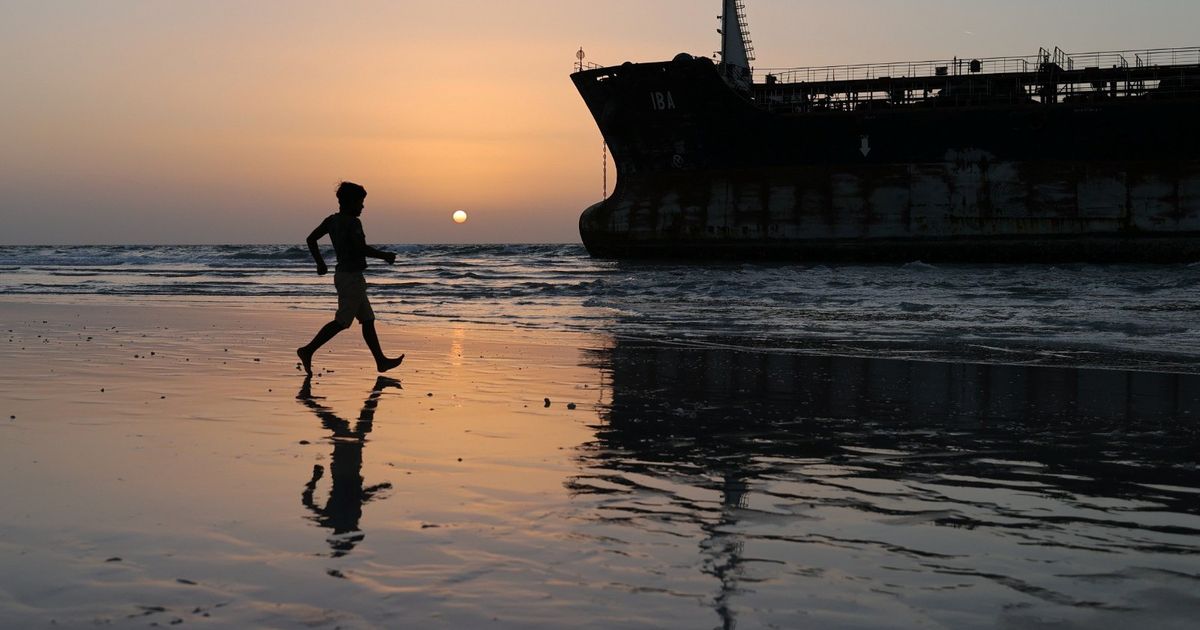 الإمارات.. إغلاق شواطئ أم القيوين مؤقتاً إثر تسرب نفطي من ناقلة بحرية