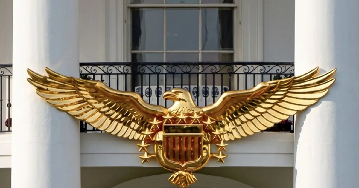 "هدية ذهبية".. ما حقيقة صورة ترمب في الذكرى الـ250 للبيت الأبيض؟