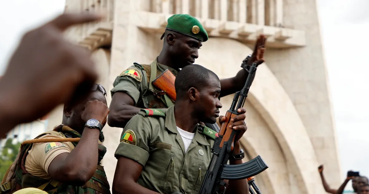 "رويترز": دوي انفجارين وإطلاق نار قرب قاعدة عسكرية في مالي