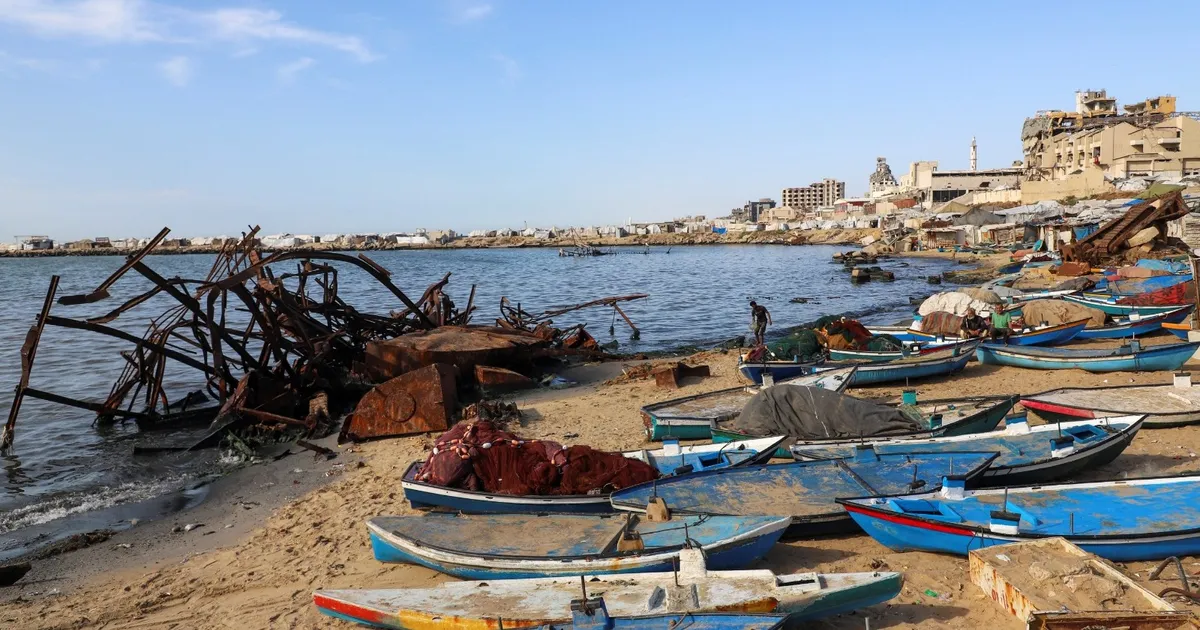 صيادو غزة يصلحون الزوارق بأخشاب الأبواب من تحت الأنقاض