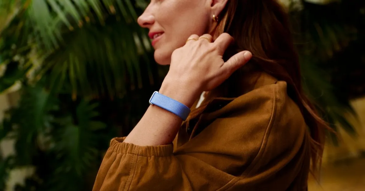 بلا شاشة.. جوجل تطلق سوار Fitbit Air لمنافسةـ Whoop