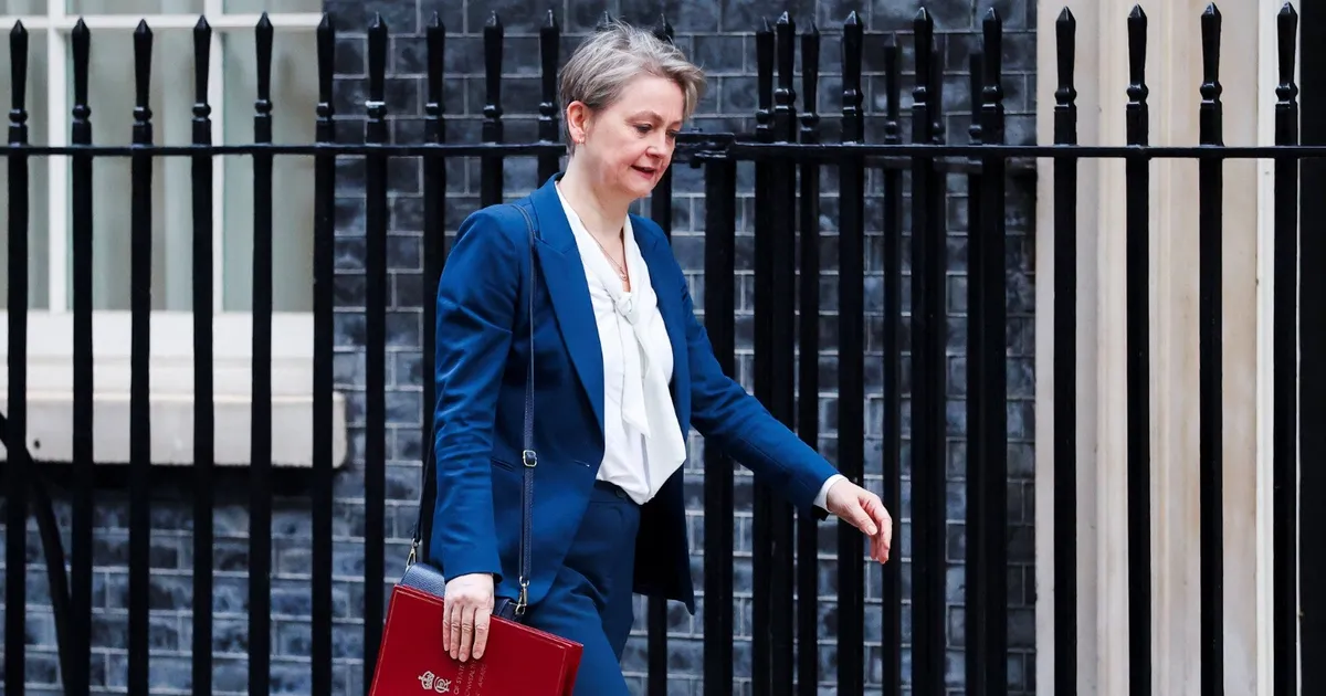 بريطانيا تستدعي سفير موسكو وتسحب اعتماد دبلوماسي روسي