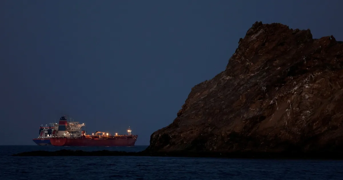 مع بدء سريان هدنة مؤقتة بين واشنطن وطهران، تتجه الأنظار نحو السفن العالقة في الخليج.