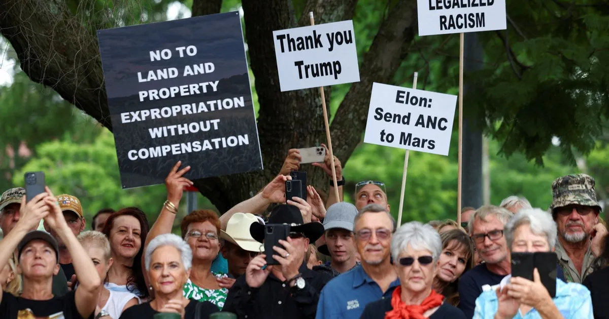 ترمب يدرس توسيع برنامج اللاجئين ليشمل البيض من جنوب إفريقيا