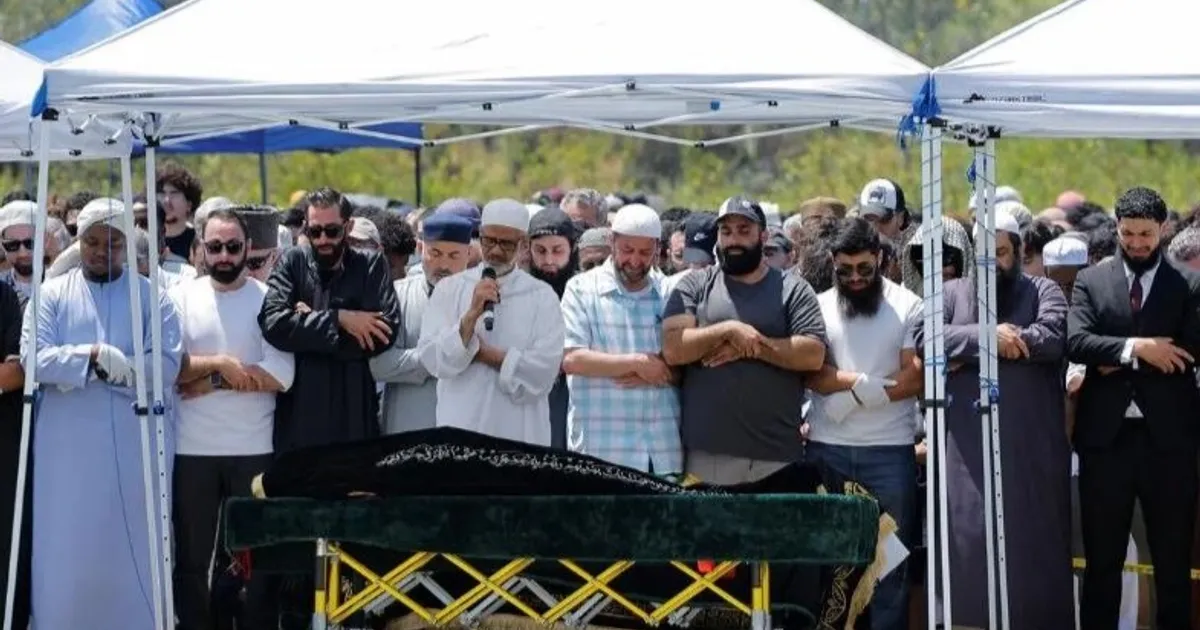 أكثر من 2000 شخص يشيعون 3 رجال سقطوا في هجوم على مسجد بأميركا