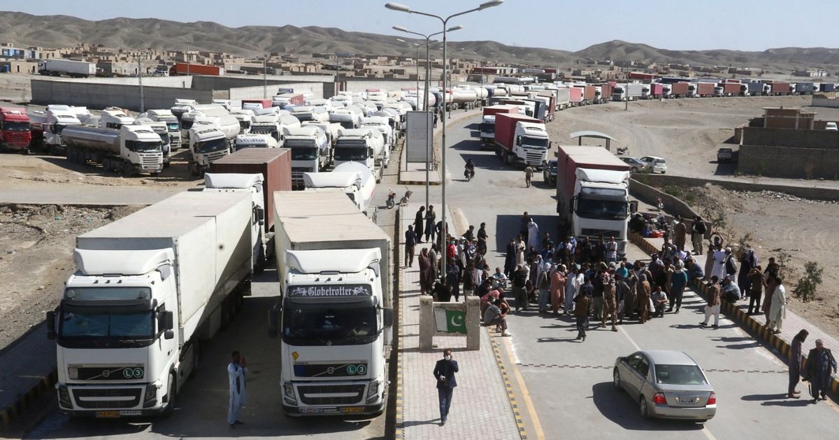 من البحر والجو إلى البر.. إيران تصطدم بإغلاق معابر مع العراق وباكستان
