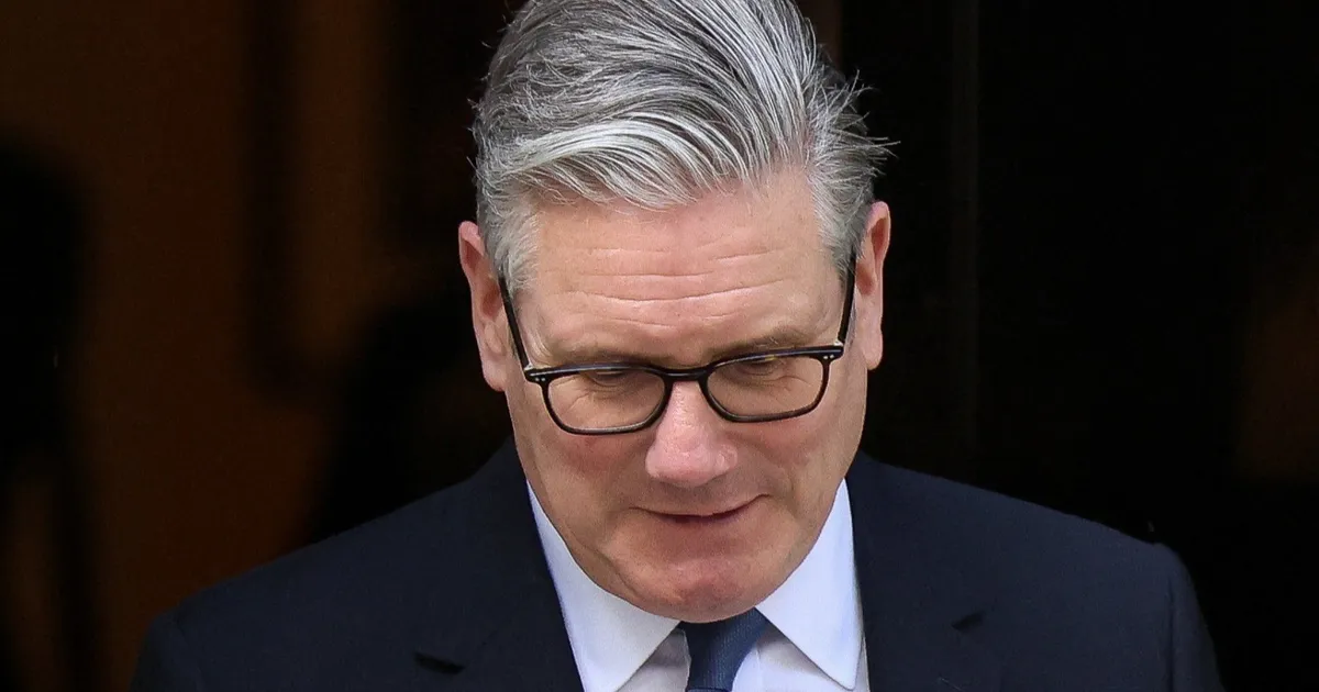 بريطانيا.. منافسو ستارمر يترقبون "سلسلة أزمات" قد تفتح باب الإطاحة به