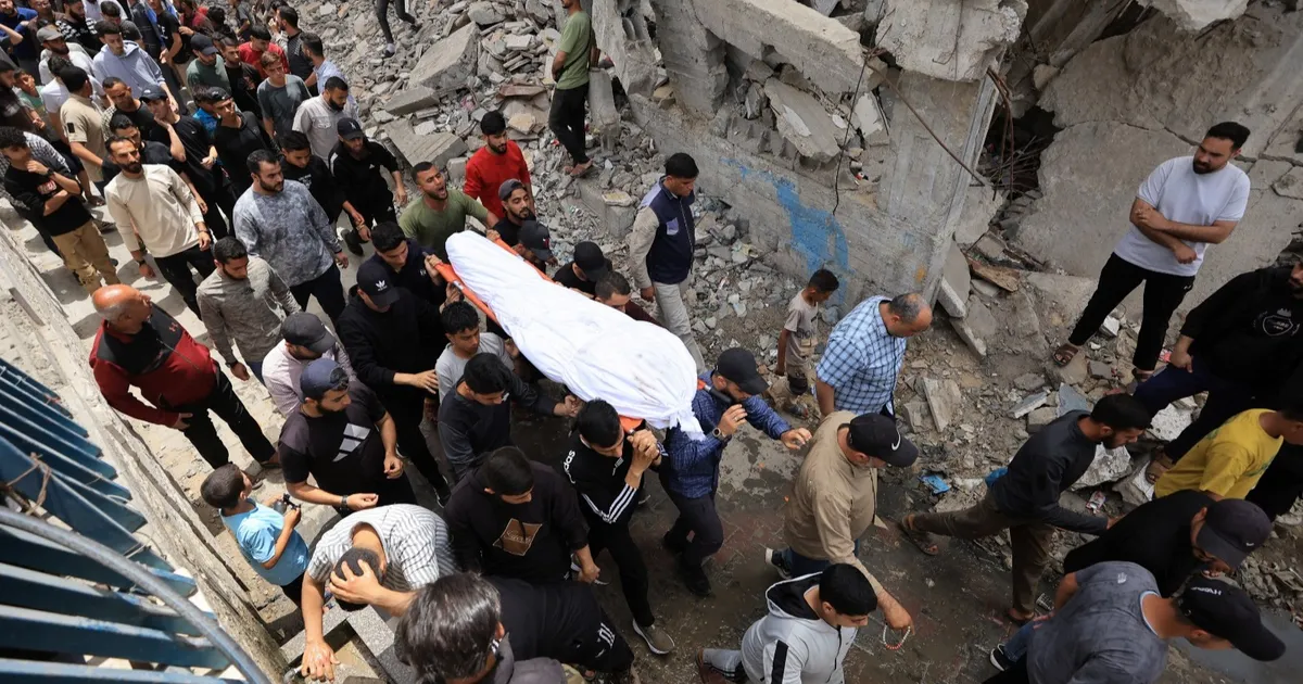 إسرائيل تقتل 3 فلسطينيين في غارة على مطعم خيري في غزة