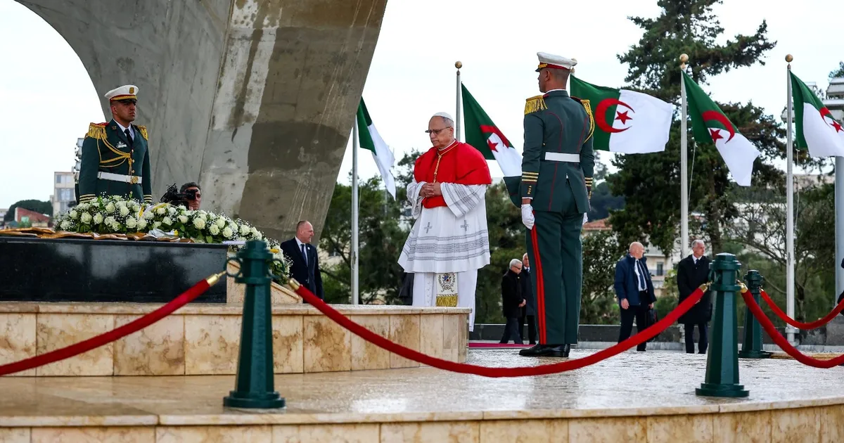 اقرأ الخبر إن فاتك: بدأ البابا ليو الرابع عشر أول زيارة بابوية إلى الجزائر بشعار السلام عليكم لتعزيز التعايش.