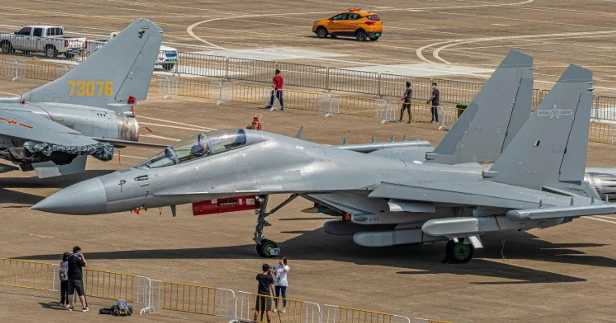 الصين تكشف عن قدرات الطائرة J-16 في إطلاق الصواريخ بعيدة المدى