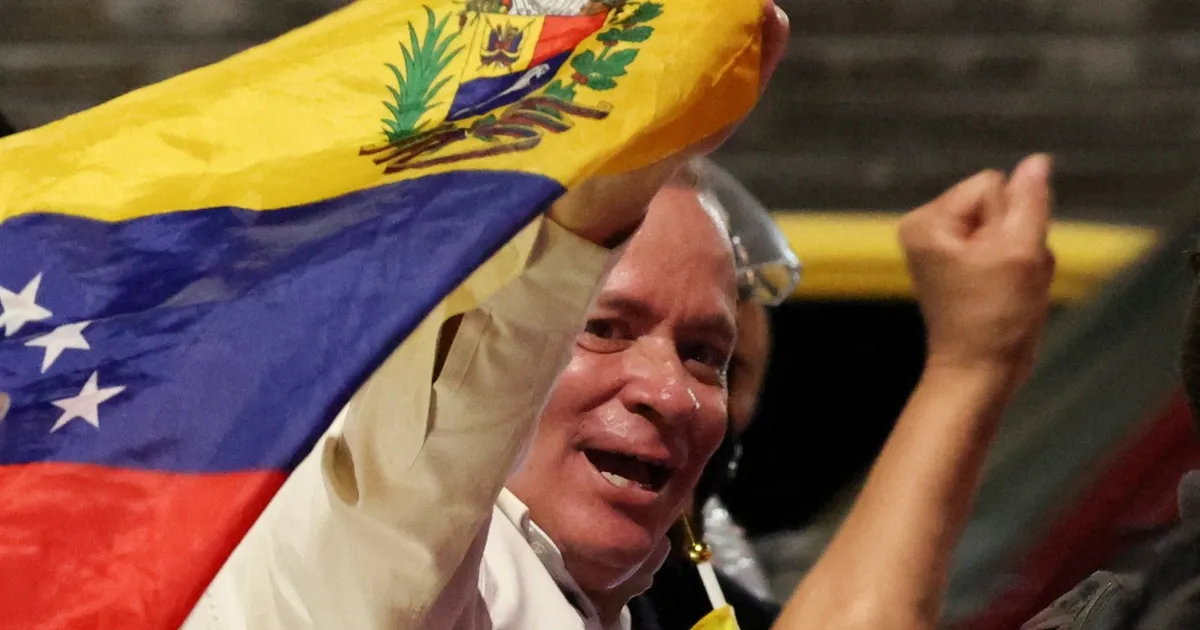 بينهم معارضان بارزان.. الإفراج عن 30 سجيناً سياسياً في فنزويلا