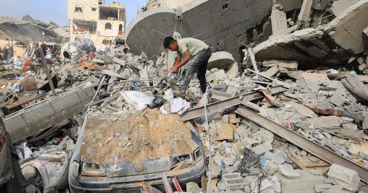 "نفرغ البحر بملعقة".. غزة تكافح لإزالة 61 مليون طن من الركام