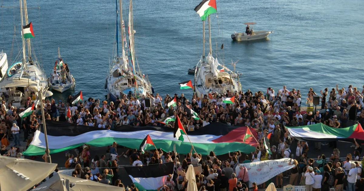 رغم التحذيرات الإسرائيلية.. "أسطول الصمود" يغادر اليونان ويتجه صوب غزة