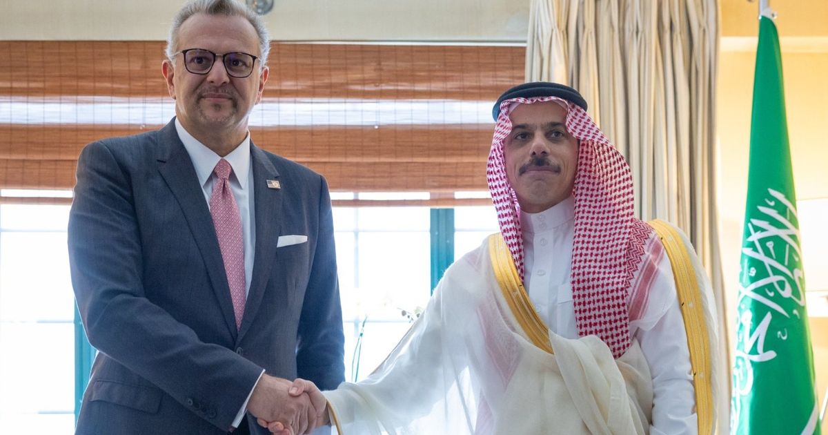 وزير الخارجية السعودي يبحث مع مستشار ترمب المستجدات الإقليمية