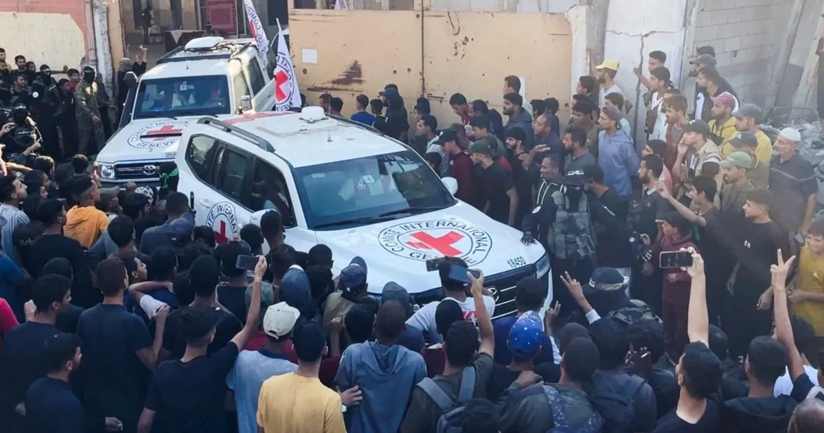 بالصور.. إجراءات تبادل الأسرى والمحتجزين بين "حماس" وإسرائيل