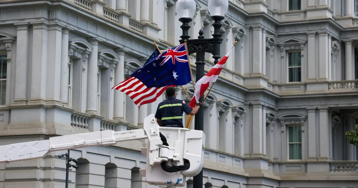 رفع أعلام أستراليا بدلاً من بريطانيا بالخطأ قبيل زيارة تشارلز لواشنطن