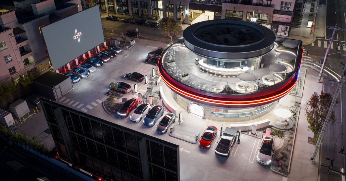 طعام وسينما وشحن.. تسلا تفتتح مطعماً بطراز الخمسينيات وتكنولوجيا حديثة