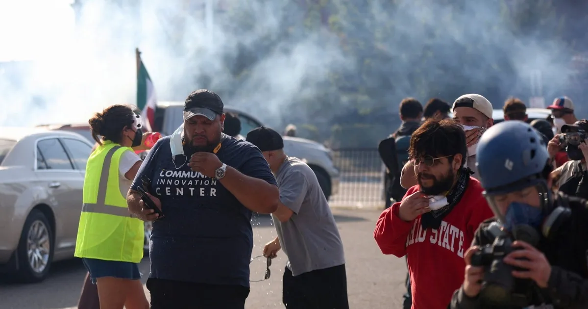 "مناطق حرب".. شيكاجو تشهد مداهمات غير مسبوقة بالمروحيات والغاز المسيل للدموع