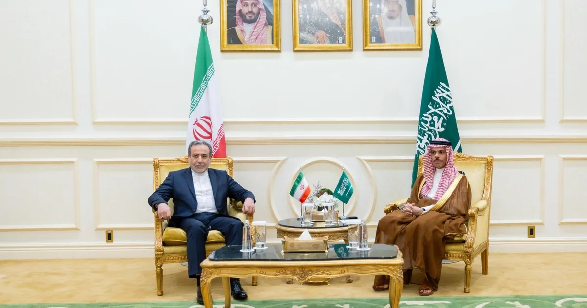 وزيرا خارجية السعودية وإيران يبحثان جهود الحفاظ على استقرار المنطقة