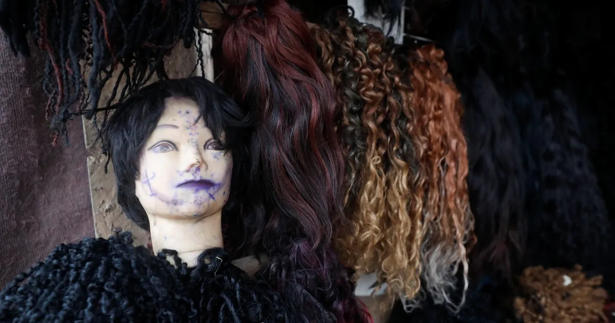 تضر صحة المرأة.. مواد كيميائية خطيرة في وصلات الشعر