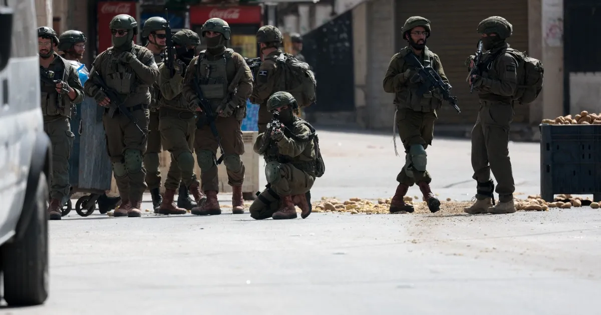 مسؤول إسرائيلي يقر بـ"إرهاب المستوطنين" ويحذر من "انتفاضة فلسطينية"