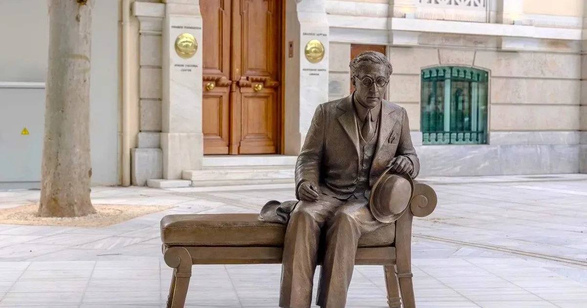 أثينا تكشف عن تمثال الشاعر اليوناني كفافيس