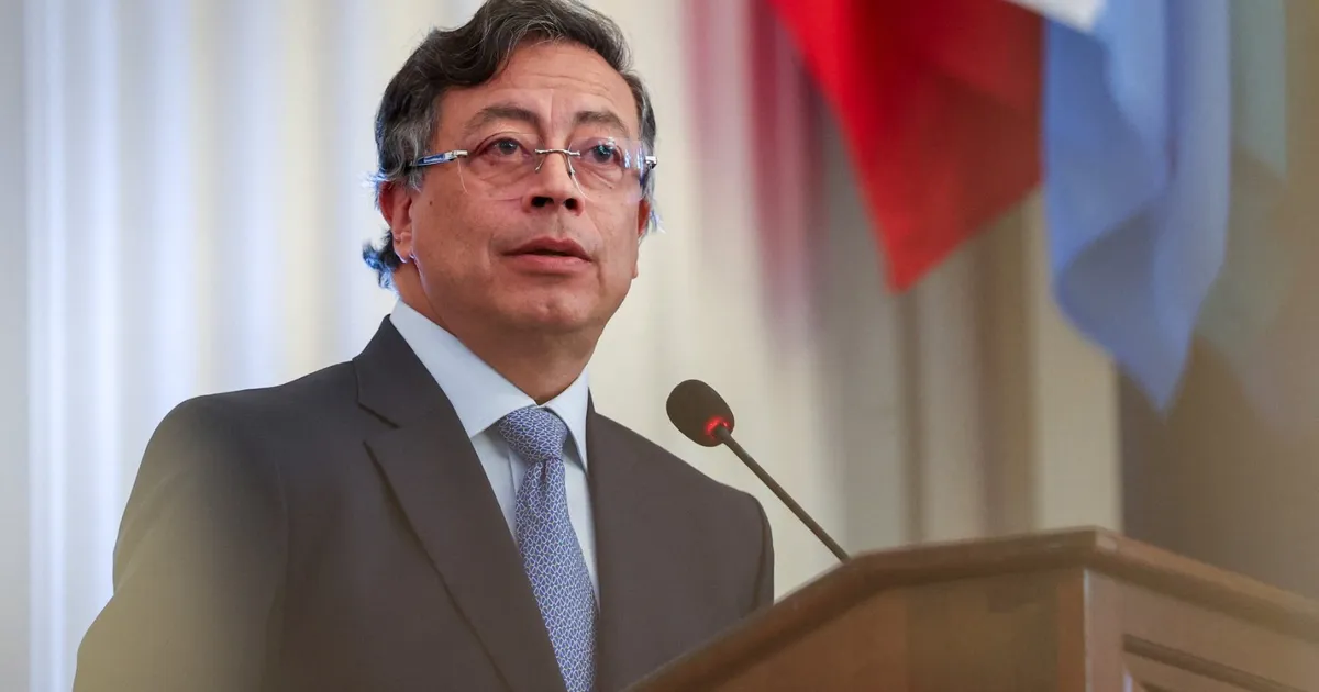 رئيس كولومبيا يقر تشكيل لجنة للتحقيق في علاقة متمردين بتجارة المخدرات