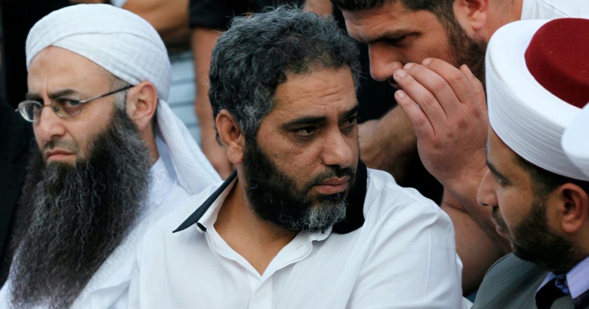 هل يسلم فضل شاكر نفسه للسلطات اللبنانية؟.. محاميته توضح