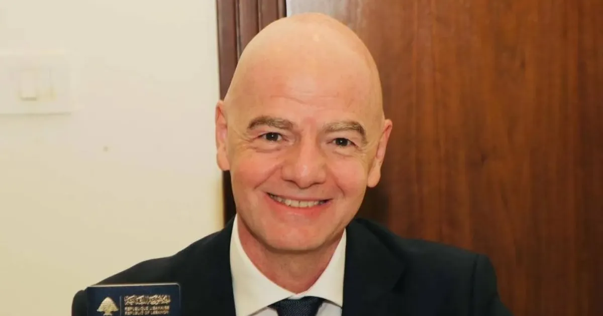 بعد منحه الجنسية.. رئيس "الفيفا" يحصل على جواز السفر اللبناني