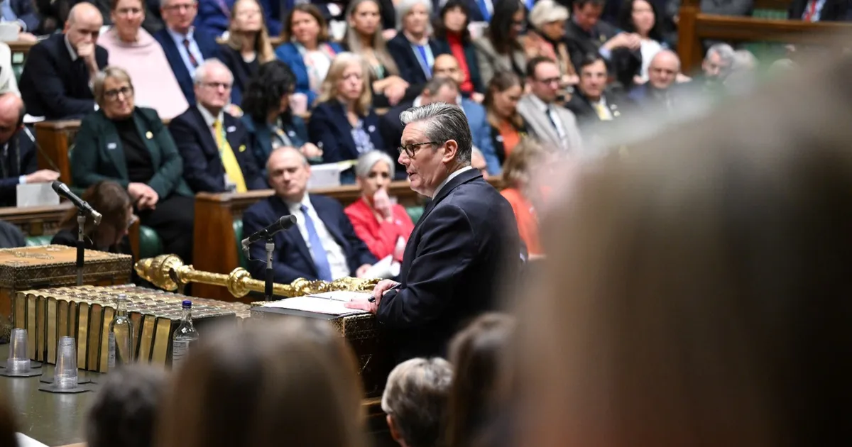 ستارمر يسعى لإعادة بسط سيطرته على حزب العمال وسط استقالات وجدل إبستين