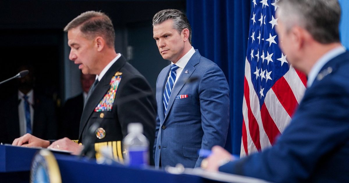 تقرير: قائد CENTCOM يطلع ترمب على خيارات ضرب إيران بحضور هيجسيث