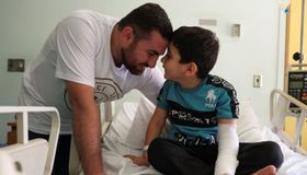 آدم.. قصة طفل جريح من غزة يتلقى العلاج في لبنان