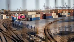 ترمب يعلن فرض رسوم جمركية فورية بـ25% على الدول التي تتاجر مع إيران