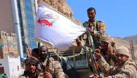 اليمن.. العليمي يعلن نجاح "استلام المعسكرات" في حضرموت والمهرة