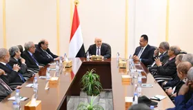 اليمن.. العليمي يشيد بـ"النجاح القياسي" لاستعادة المعسكرات في حضرموت