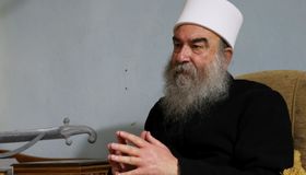 حكمت الهجري.. زعيم درزي يتصدر مشهد الأزمة في السويداء