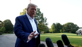 ترمب يصف CNN و MSNBC بـ"الحثالة" ويطالبهما بالاعتذار لطياري قاذفات B-2
