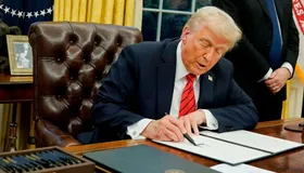 الأسبوع الرابع في البيت الأبيض.. العلاقات مع أوروبا والحكومة الفيدرالية في مقصلة ترمب