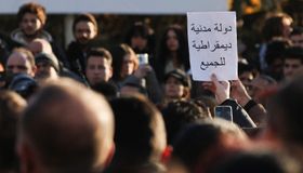 أول احتجاج بعد الأسد.. مظاهرة في دمشق تطالب بدولة مدنية واحترام حقوق المرأة