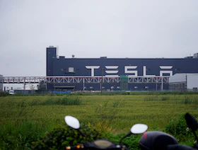 مساهم في "تيسلا" يقاضي الشركة وماسك بسبب "تجاهل اتهامات بالتحرش"