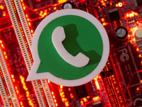 "بلومبرغ": أبل تحاول تطوير iMessage لينافس واتساب